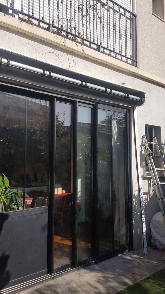 Pose d'un volet roulant monobloc en aluminium renforcé à Bordeaux Gare Saint-Jean : Serrurier expert en fermeture à bordeaux
