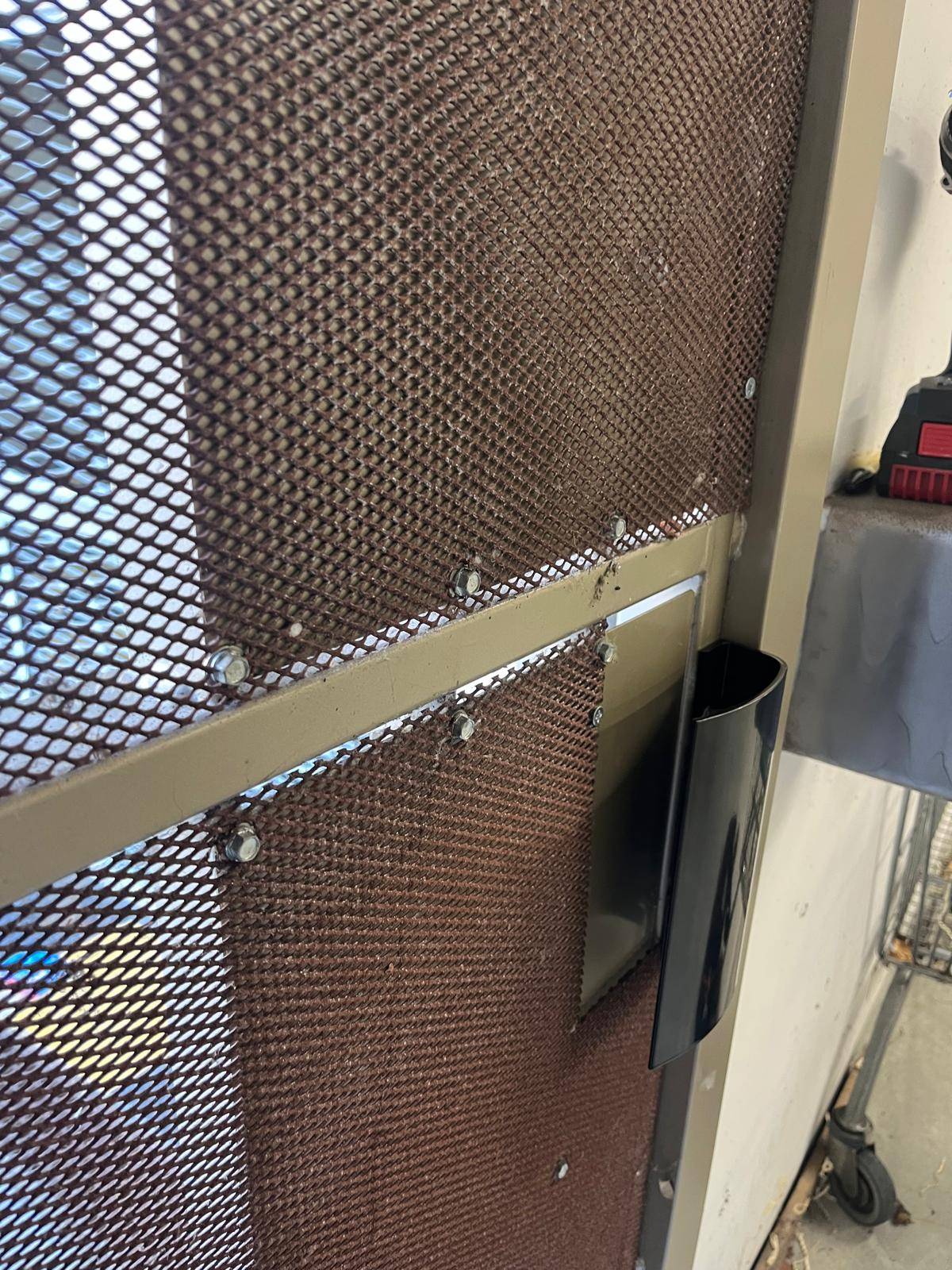 Pose de poignée sécurisée à Bordeaux Lac, Protection renforcée d’entrepôt, Demandez votre devis gratuit à Direct Ouverture Bordeaux