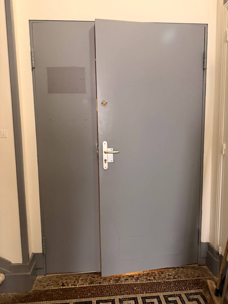 Changement porte galva à Pessac, Installation de bloc porte bois sur mesure et sens d’ouverture modifié