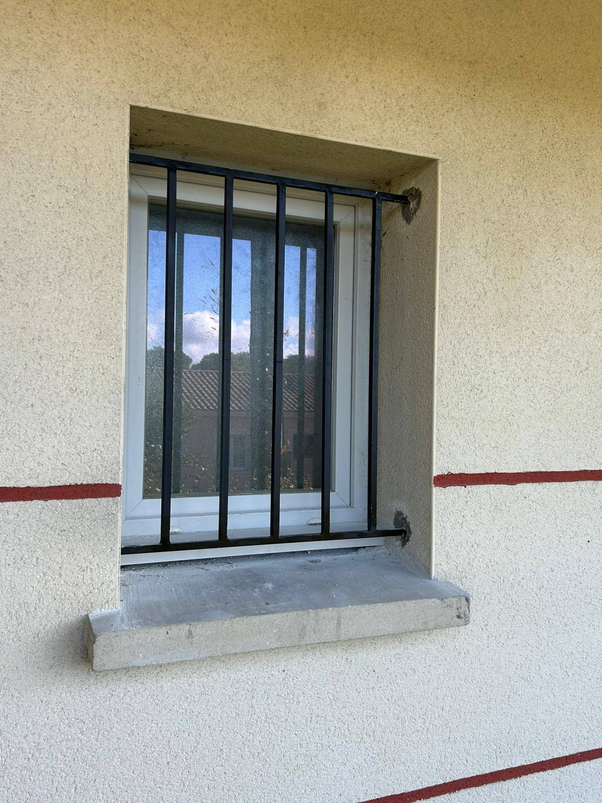 Pose d'une grille de défense genissac proche de Libourne par un serrurier expert : Professionnel et particuleirs