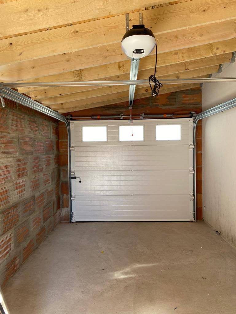 Installation de porte de garage sectionnelle motorisée à Dorsgate, Saint-André-de-Cubzac (33) - Direct Ouverture Bordeaux expert en serrurerie