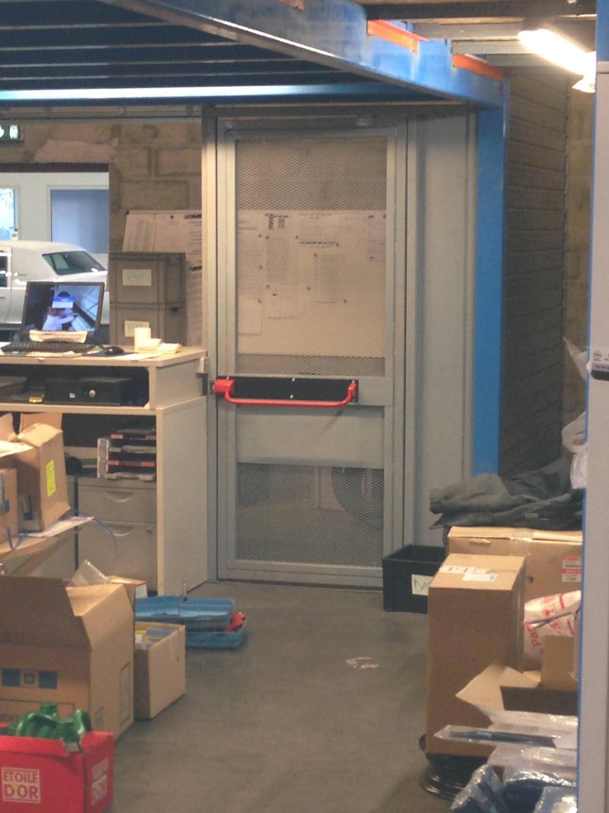 Pose de porte anti feu et vérification conformité par un serrurier sur Pessac