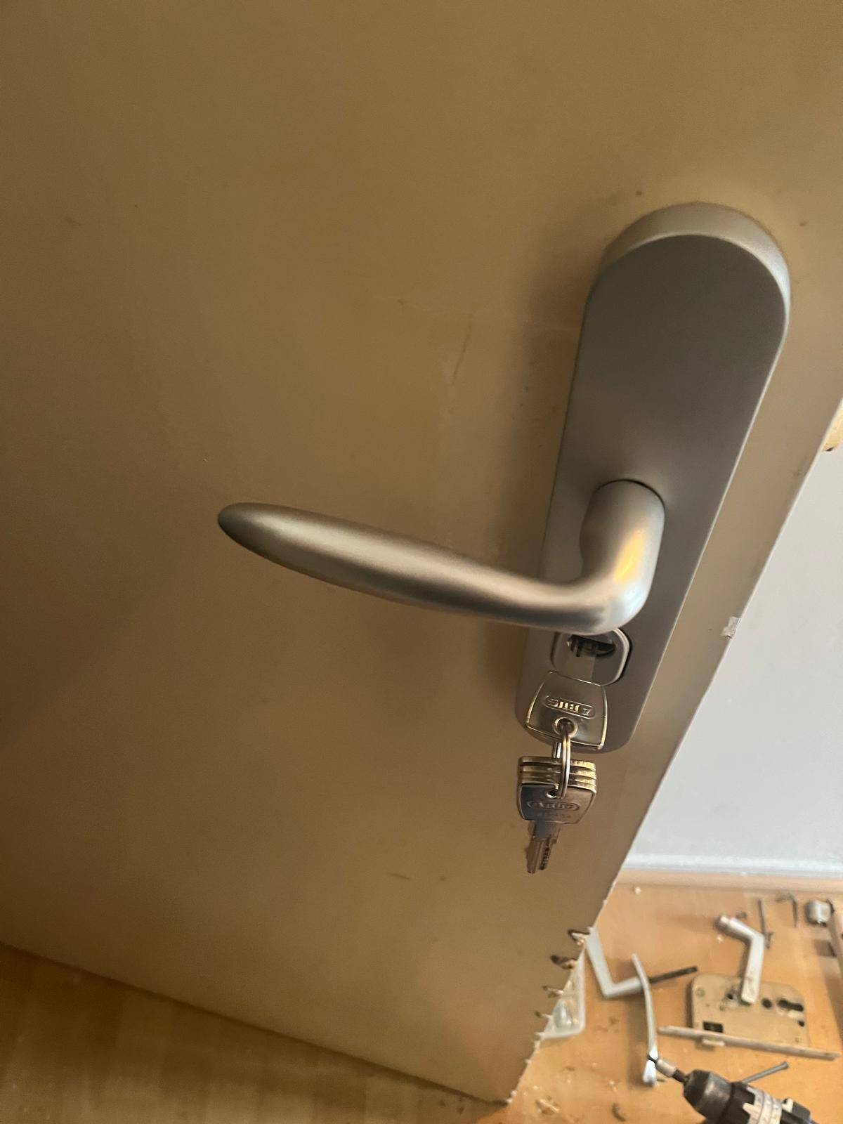 Pose de poignée blindée, serrure monopoint et cylindre à Mérignac par serrurier local