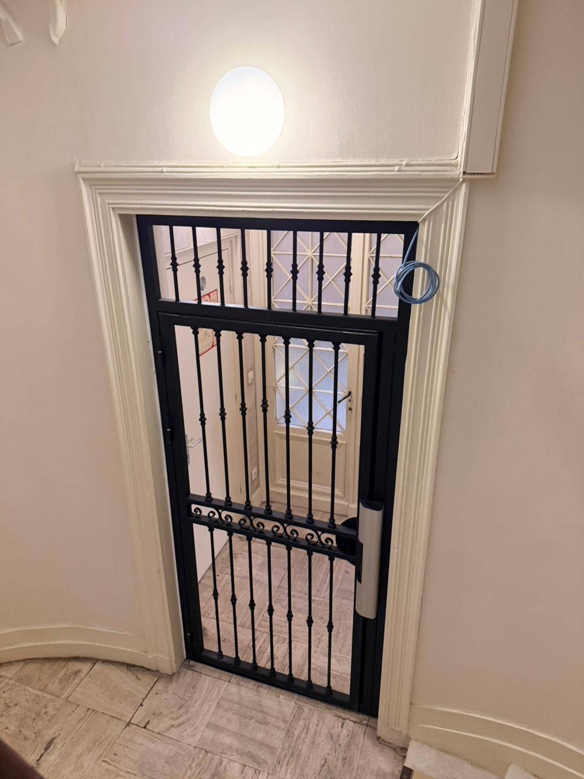 Serrurier Bordeaux : Fabrication et pose sur mesure d'une porte en fer forgé avec bandeau ventouse à Bordeaux centre