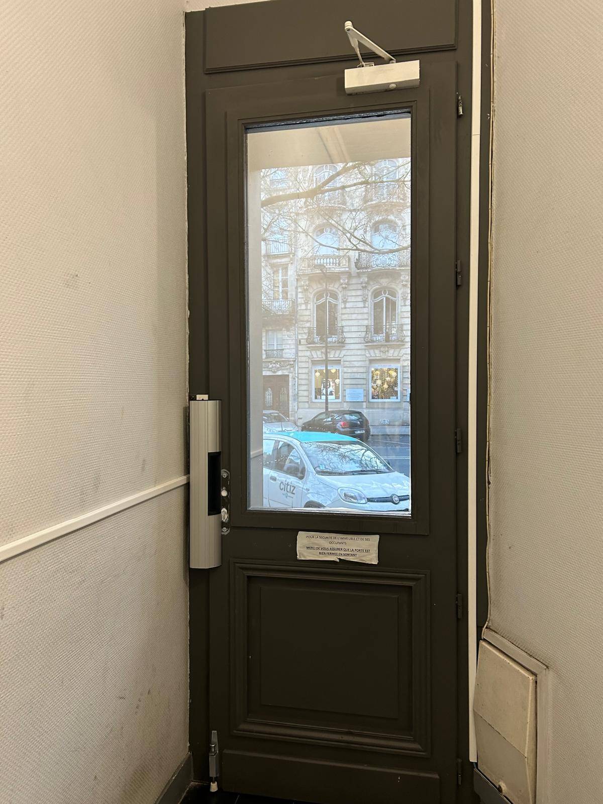 Bordeaux cauderan : Pose d'un bandeau ventouse et un contrôle d'accès + pose d'un film sur le vitrage d'une porte pour un appartement de syndic Bordeaux .