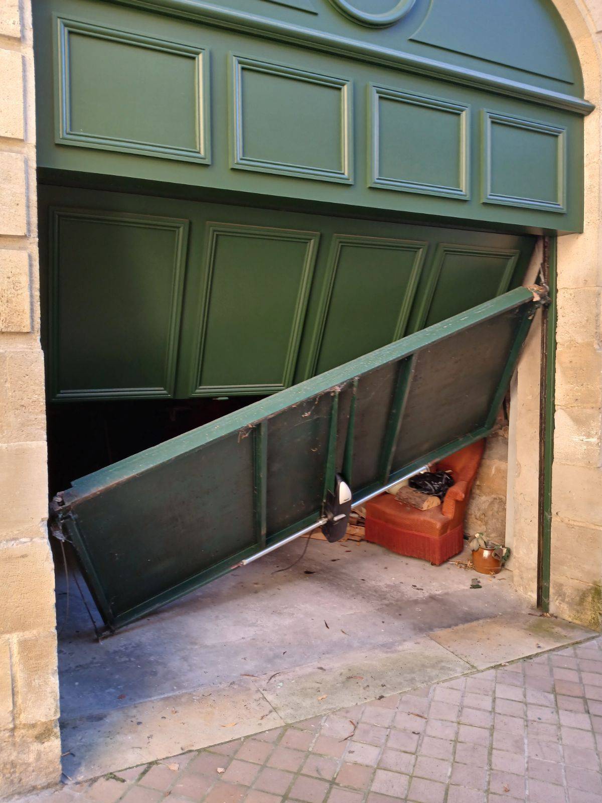 Serrurier, solution porte de garage sur Merignac. Réparation du mécanisme et de la motorisation sur porte de garage par un expert sur Merignac