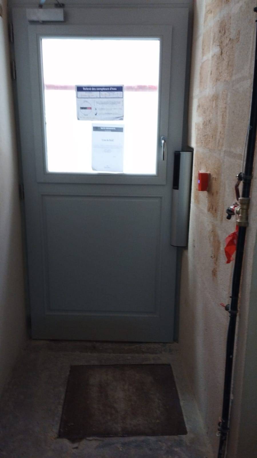 Pose d'un bandeau ventouses avec système vigik par un serrurier expert  dans la Rue ruat BORDEAUX 33000