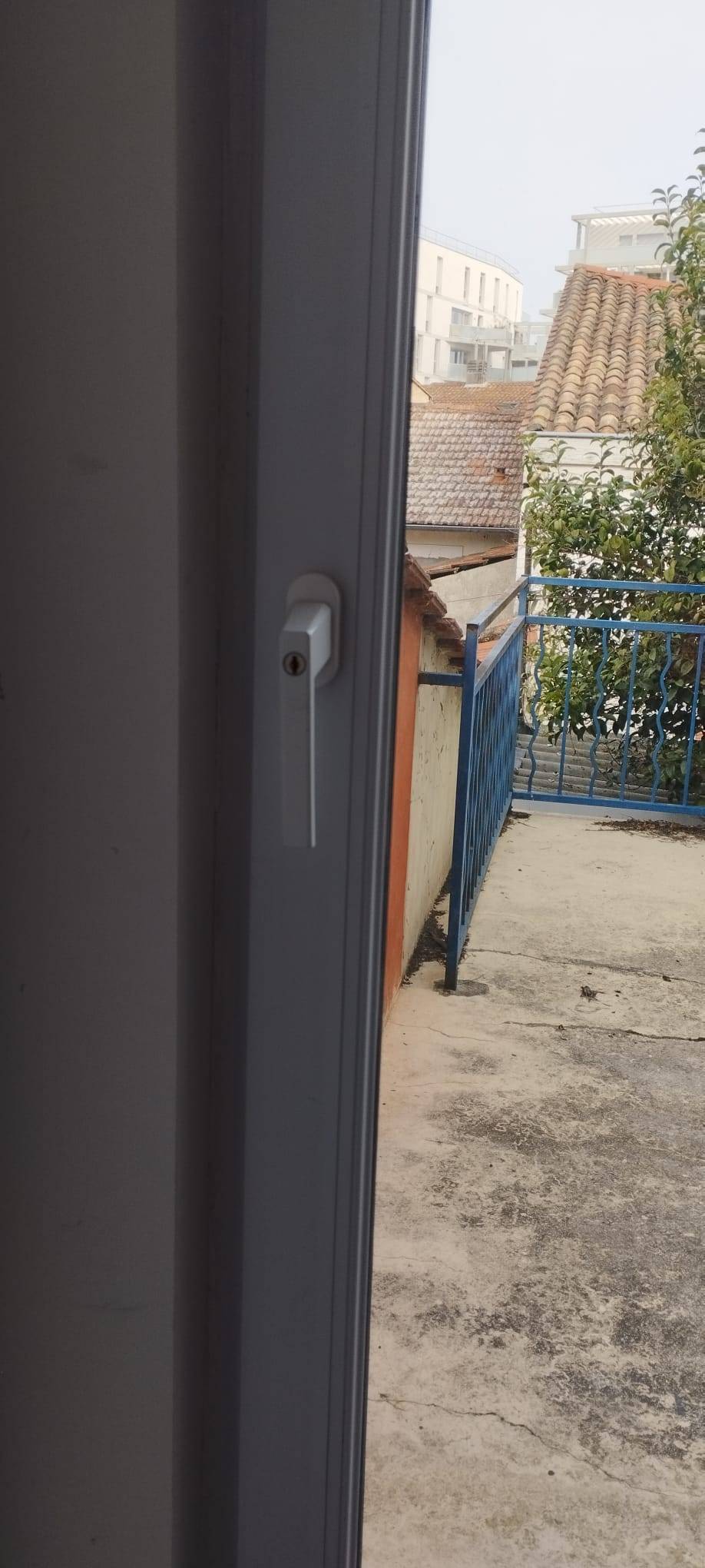 Remplacement en urgence de crémone à Mérignac : intervention rapide par serrurier expert Direct Ouverture