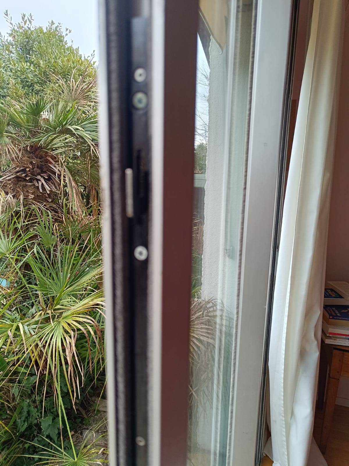 Remplacement d’un ancien système de porte-fenêtre coulissante à Bordeaux Caudéran: Modernité, sécurité et isolation avec Direct Ouverture Bordeaux Ouest