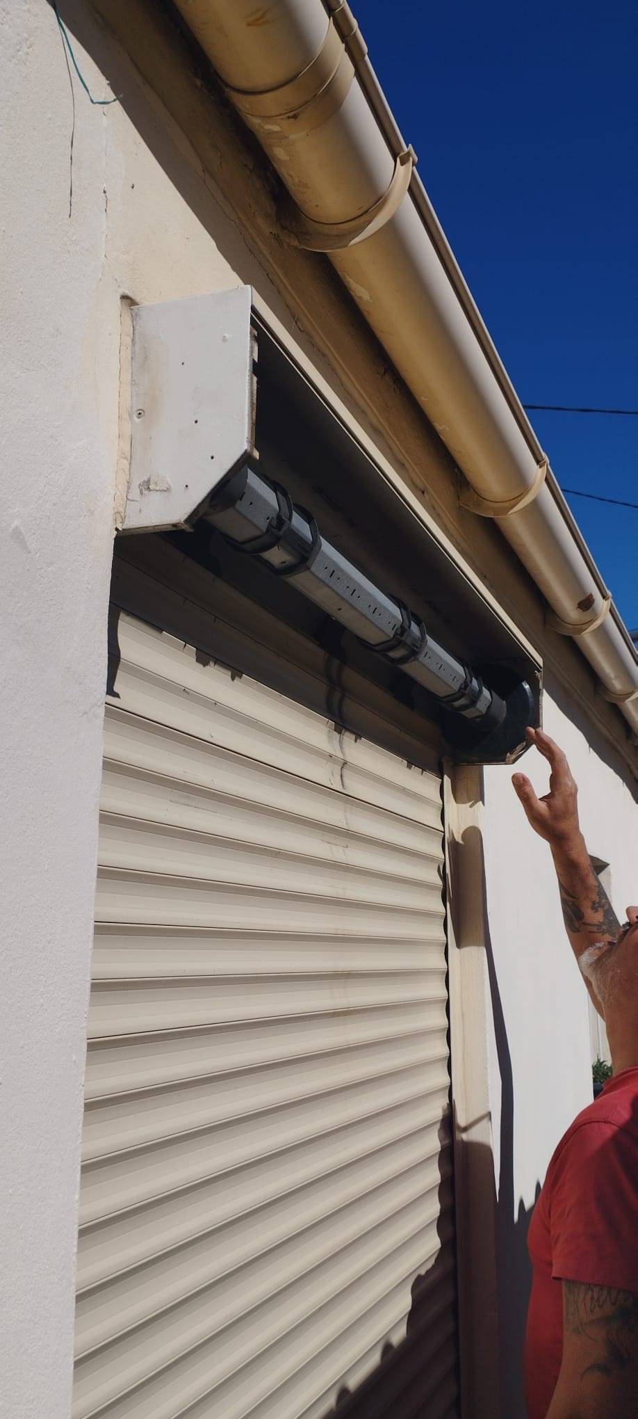 Pose professionnelle de moteur de volet roulant à Bègles par un serrurier local reconnu – Direct Ouverture