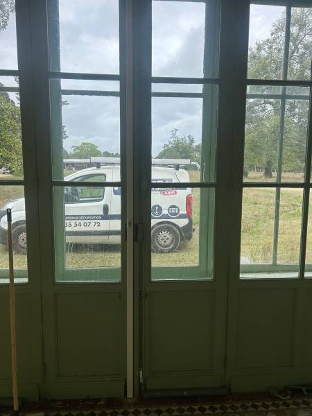 Travaux de serrurerie au Domaine de Méjean Ayguemorte-les-Graves : pose d’une serrure 3 points MUL-T-LOCK et installation de crémones