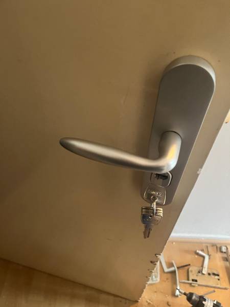 Pose de poignée blindée, serrure monopoint et cylindre à Mérignac par serrurier local