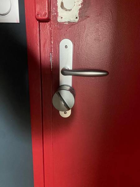 Pose d'une serrure motorisée et sécurisée dans une maison de retraite en Gironde : Serrurier de Merignac 33