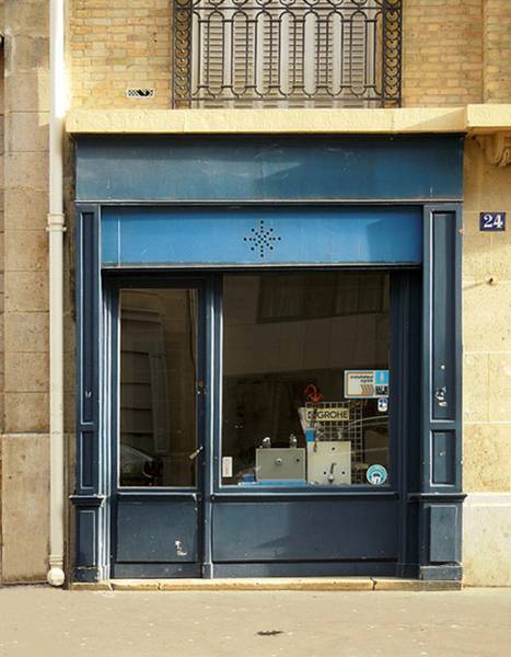 Installation d'un rideau métallique pour votre magasin sur Talence centre : serrurier sur mesure