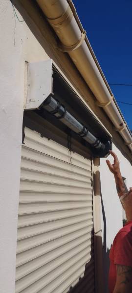 Pose professionnelle de moteur de volet roulant à Bègles par un serrurier local reconnu – Direct Ouverture
